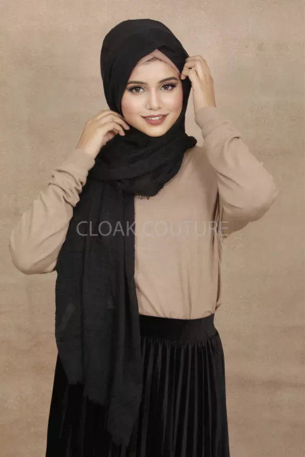 Black Crinkled Cotton Hijab - Image 1
